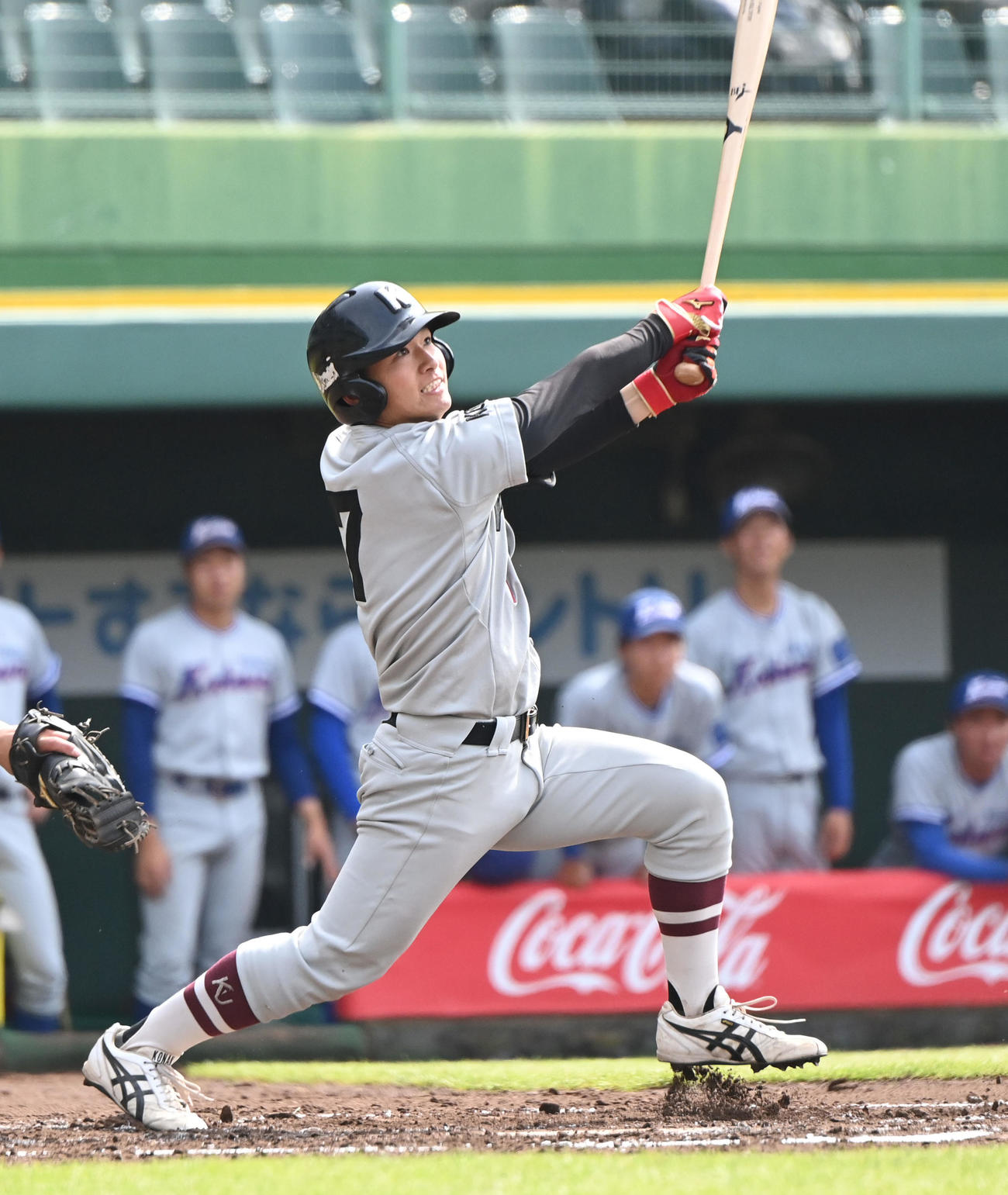 関国大対甲南大　1回裏甲南大2死一、二塁、藤本は右越え先制二塁打を放つ（撮影・滝沢美穂子）