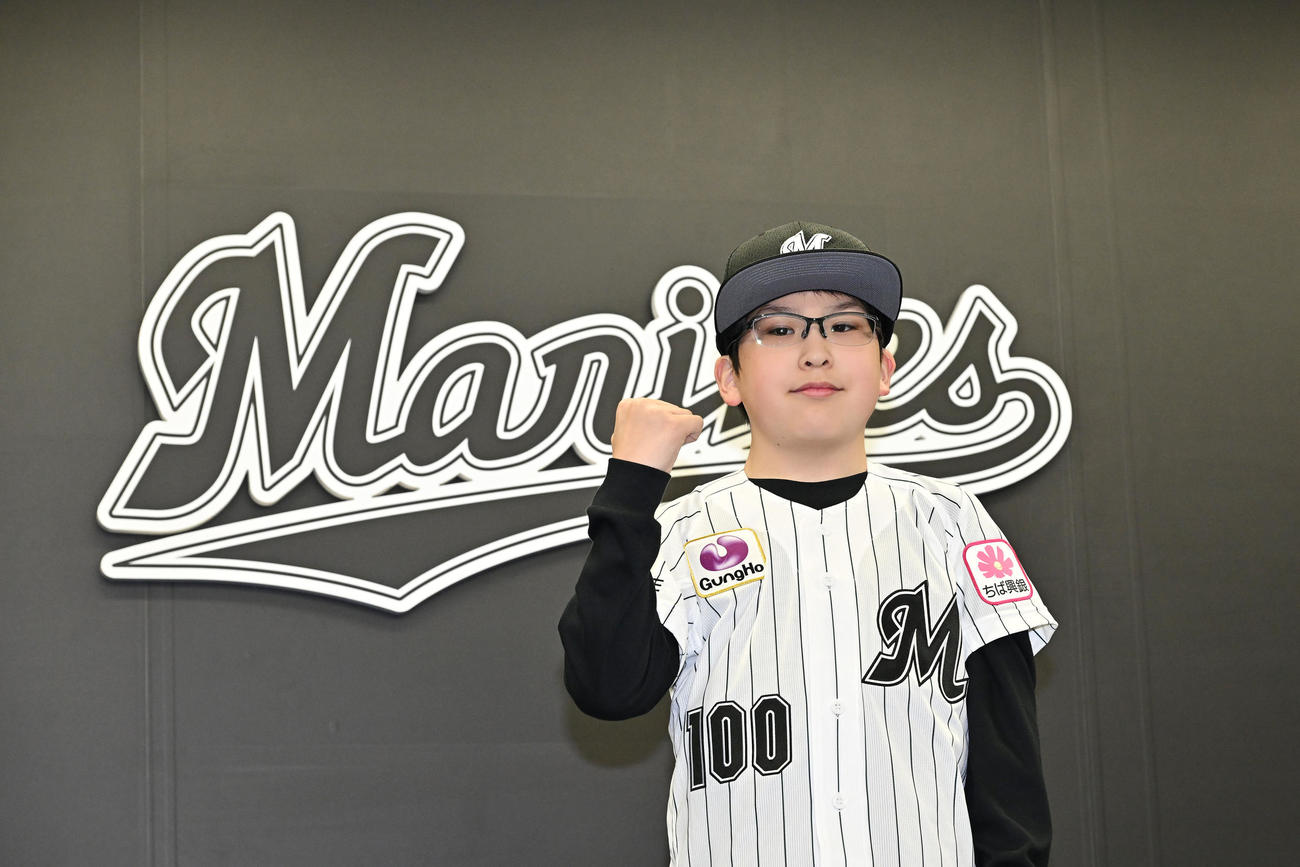 入団した山崎悠成君はガッツポーズする（撮影・滝沢徹郎）