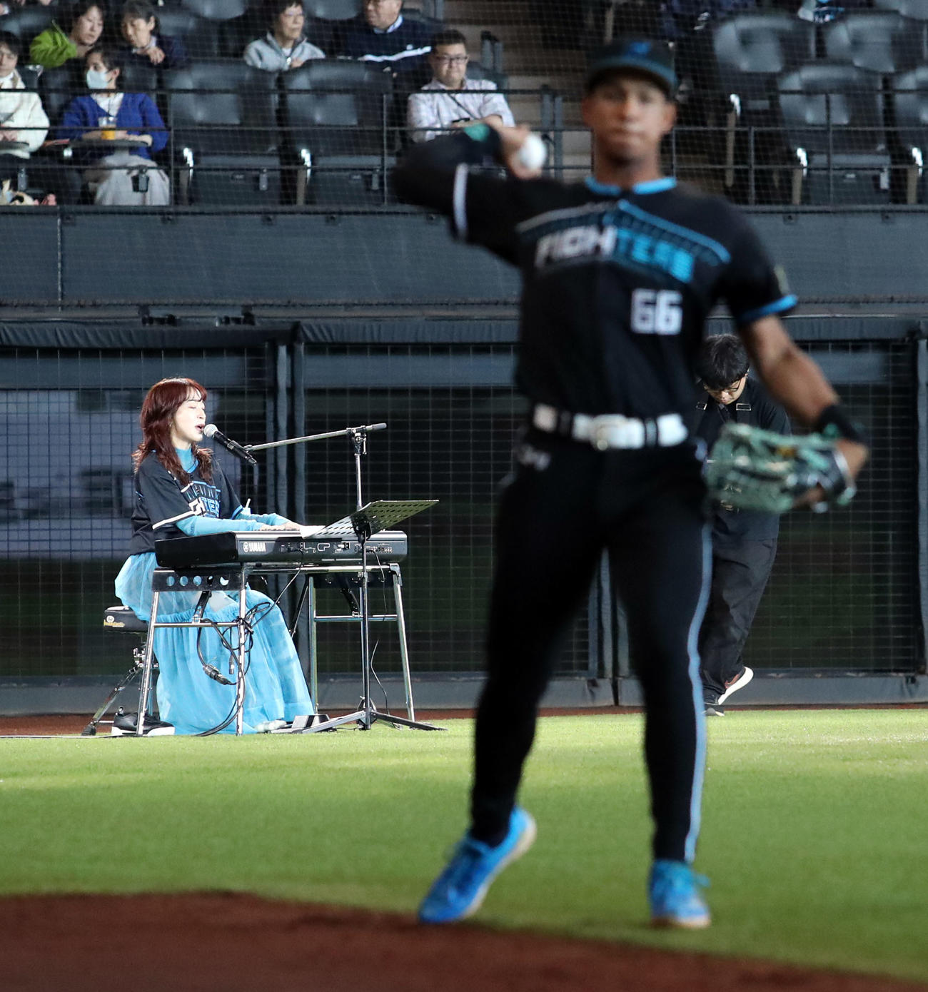 日本ハム対西武　試合前、歌唱するヒグチアイ（左後方）とキャッチボールをする万波（撮影・佐藤翔太）
