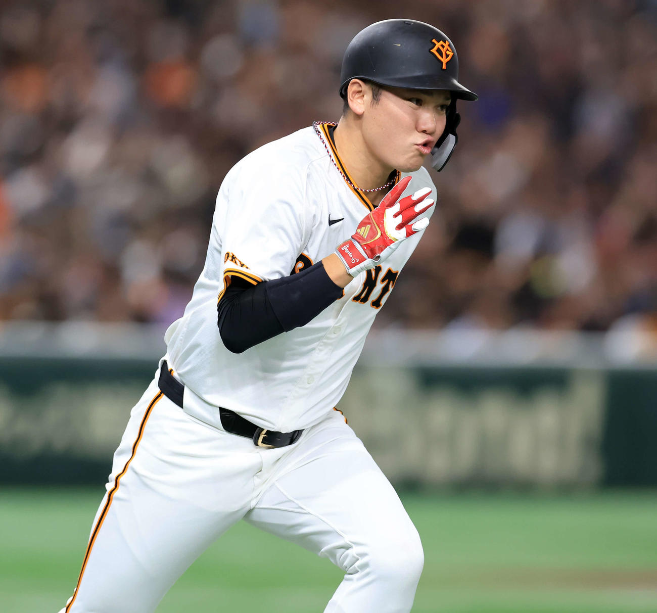 巨人対DeNA 1回裏巨人2死二、三塁、坂本は2点先制適時打を放ち一塁に走る（撮影・浅見桂子）