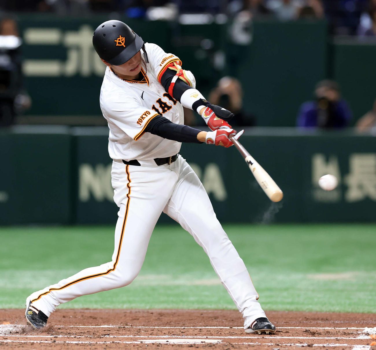 巨人対DeNA 1回裏巨人2死二、三塁、坂本は2点先制適時打を放つ（撮影・浅見桂子）