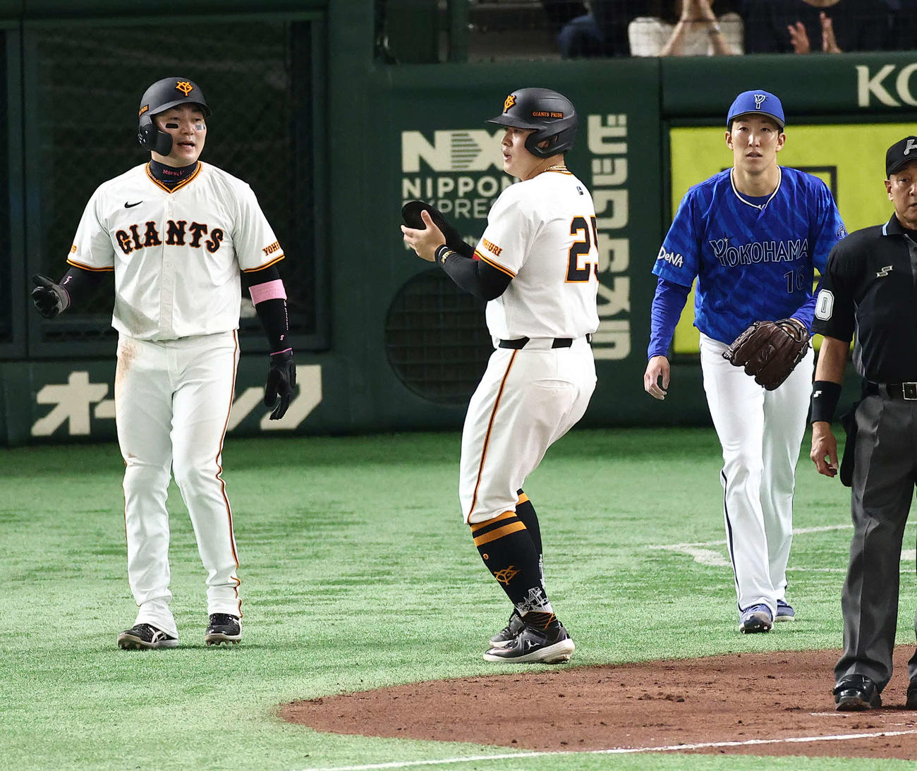 巨人対DeNA 1回裏巨人2死二、三塁、坂本勇人の左前先制適時打で生還する丸（左）と岡本和。右は大貫（撮影・河田真司）