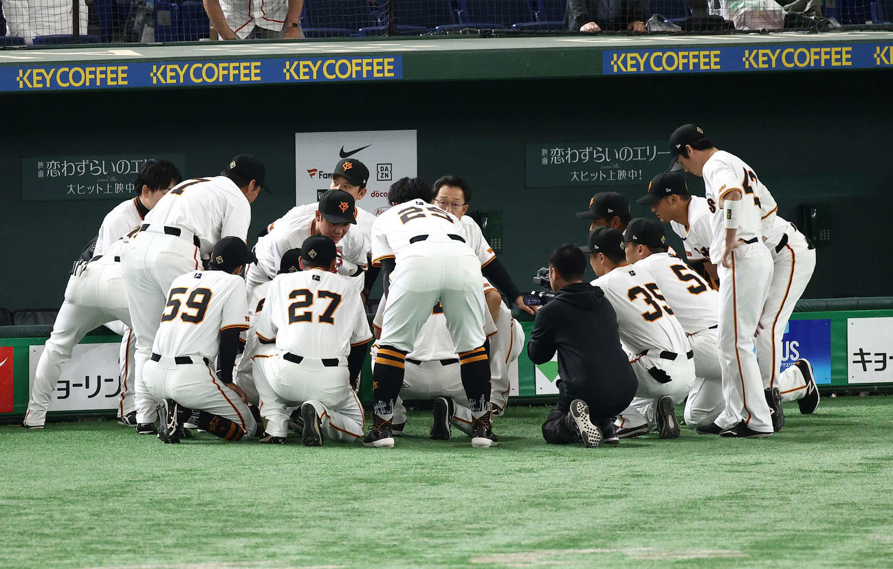 巨人対DeNA　試合前円陣を組む巨人ナイン（撮影・河田真司）