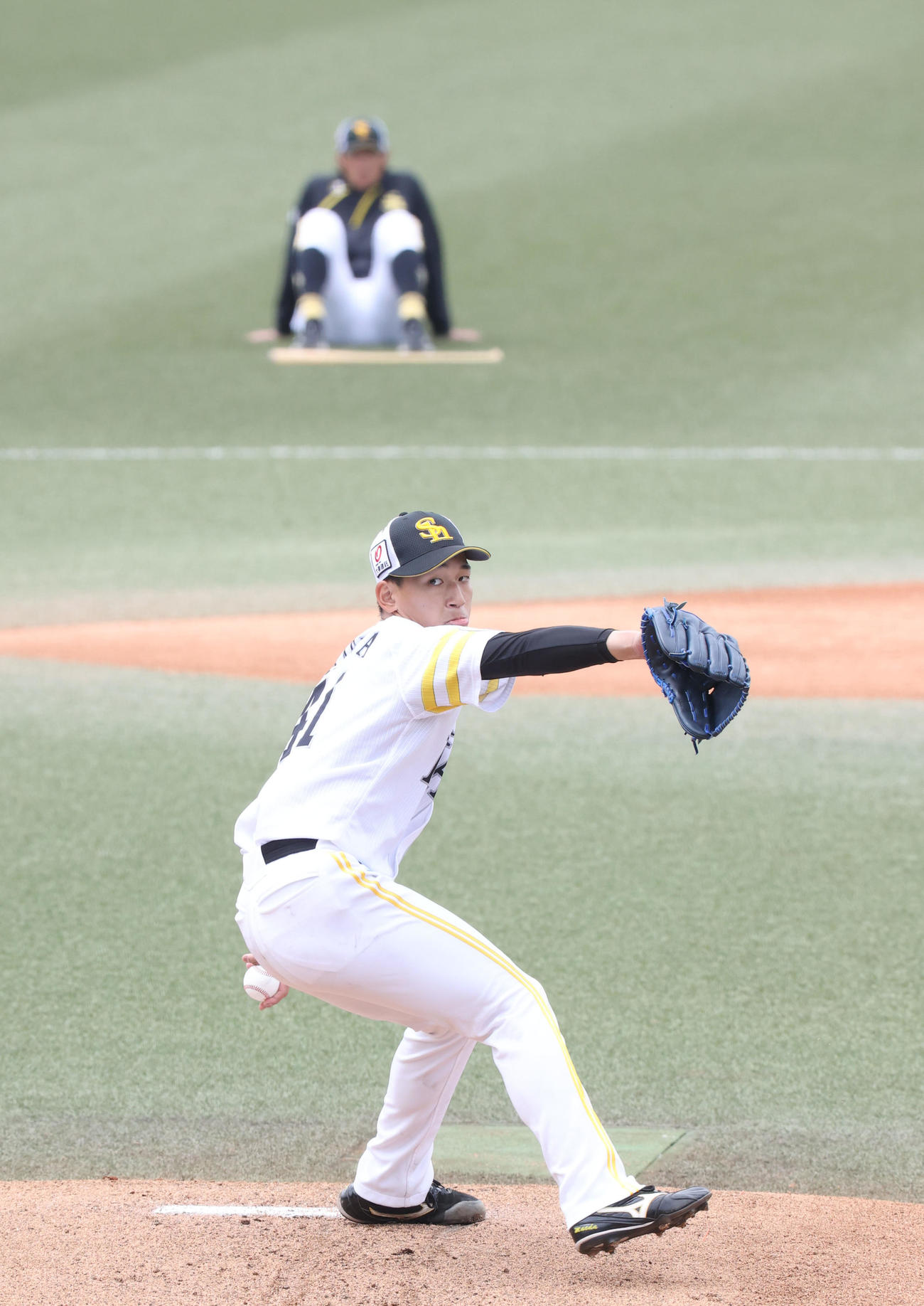 シート打撃に登板した前田悠は斉藤4軍監督が後方から見守る中、40球を投げた（撮影・梅根麻紀）