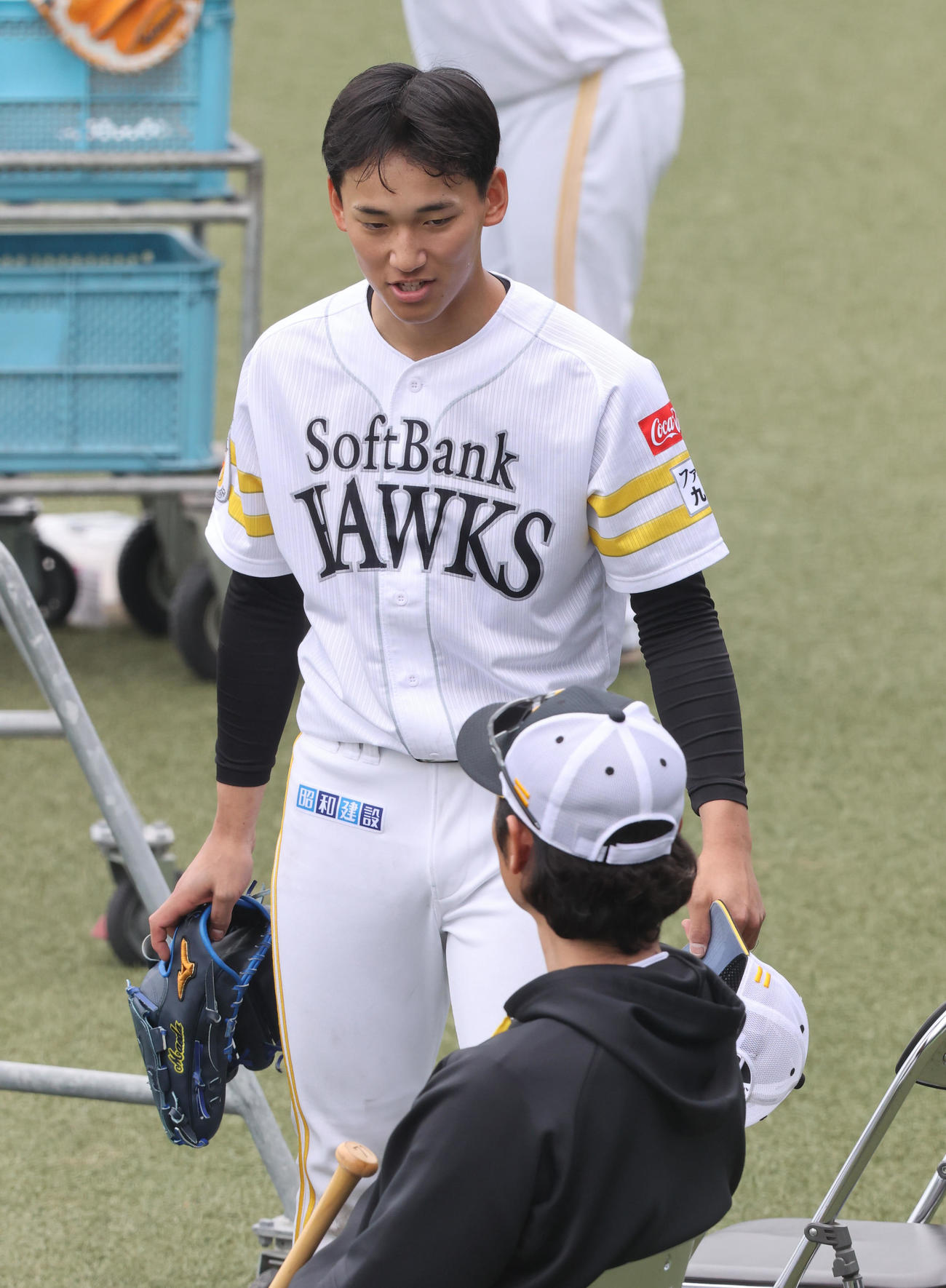 シート打撃に登板した前田悠は斉藤4軍監督と話をする（撮影・梅根麻紀）