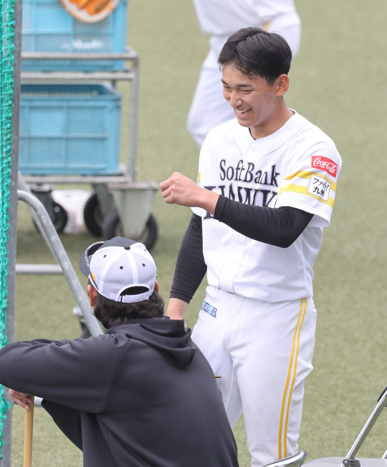 シート打撃に登板した前田悠は斉藤4軍監督と話をする（撮影・梅根麻紀）