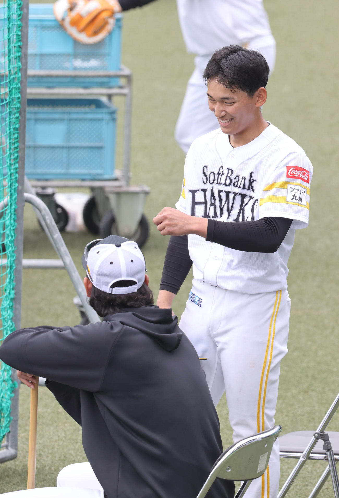 シート打撃に登板した前田悠は斉藤4軍監督と話をする（撮影・梅根麻紀）