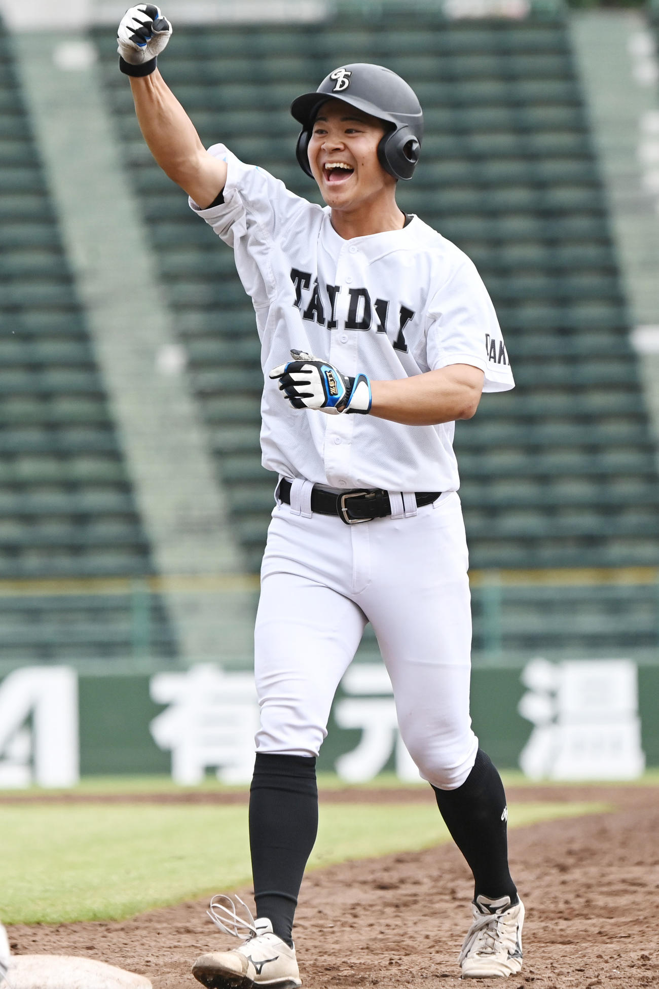 大産大対大体大　5回裏大体大2死満塁、右前適時打を放った斉藤智は、ガッツポーズ（撮影・滝沢美穂子）