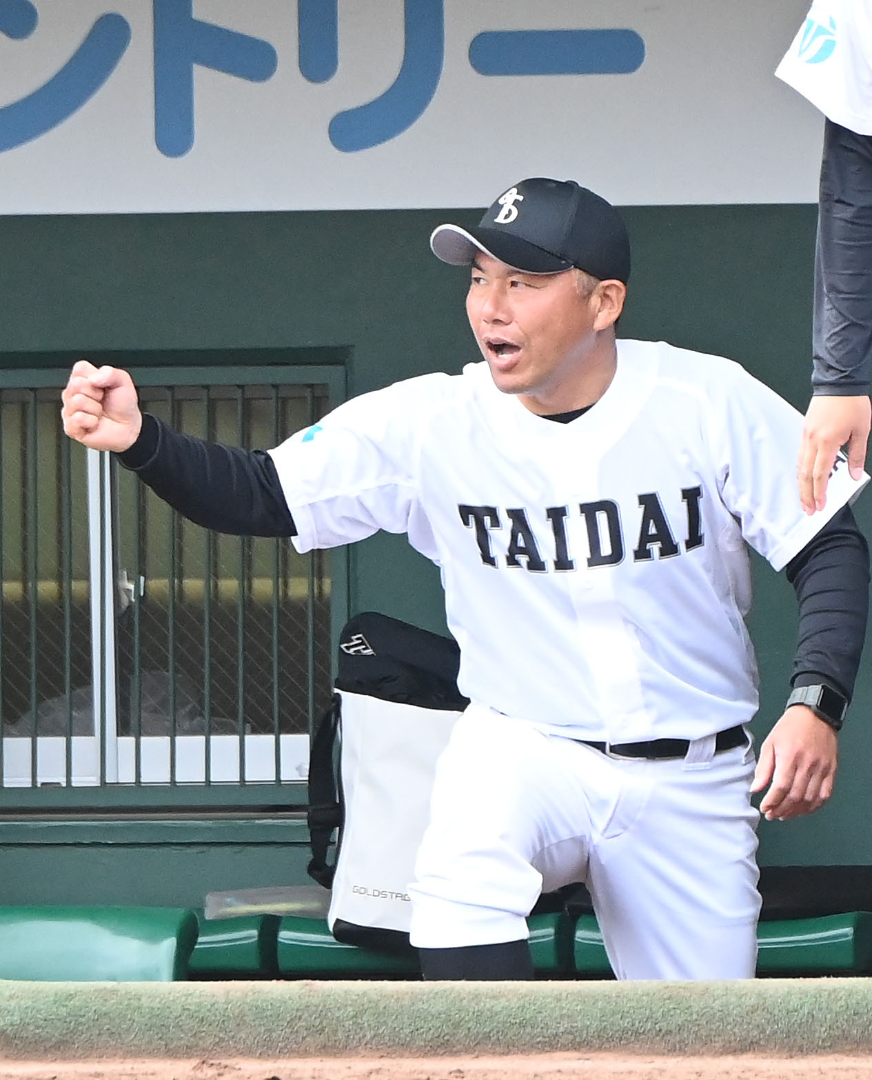大産大対大体大　大産大に勝利し、ゲーム終了後、ガッツポーズをする大体大の松平監督（撮影・滝沢美穂子）