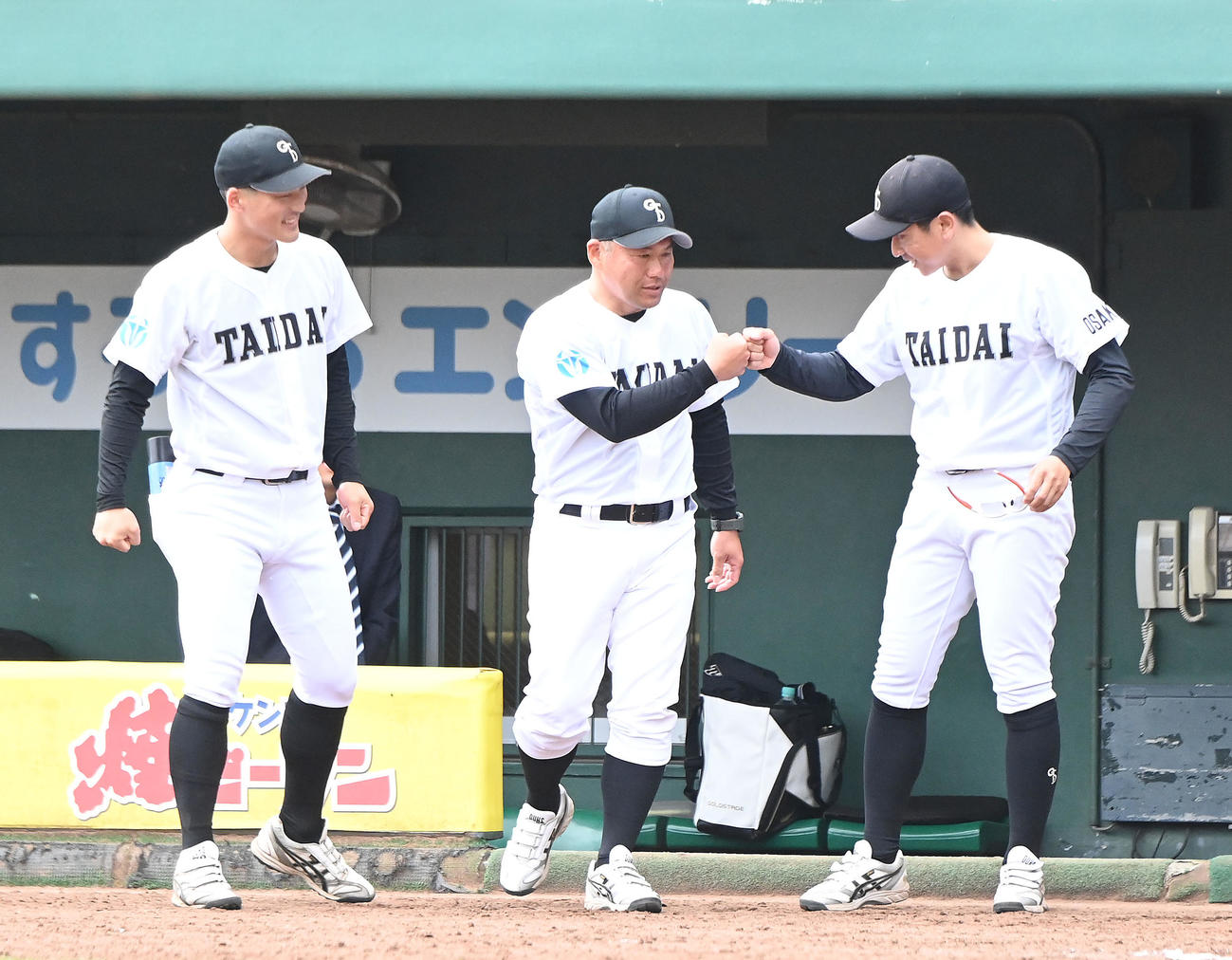 大産大対大体大　大産大に勝利し、ゲーム終了後、グータッチをかわす大体大の松平監督（中央）（撮影・滝沢美穂子）