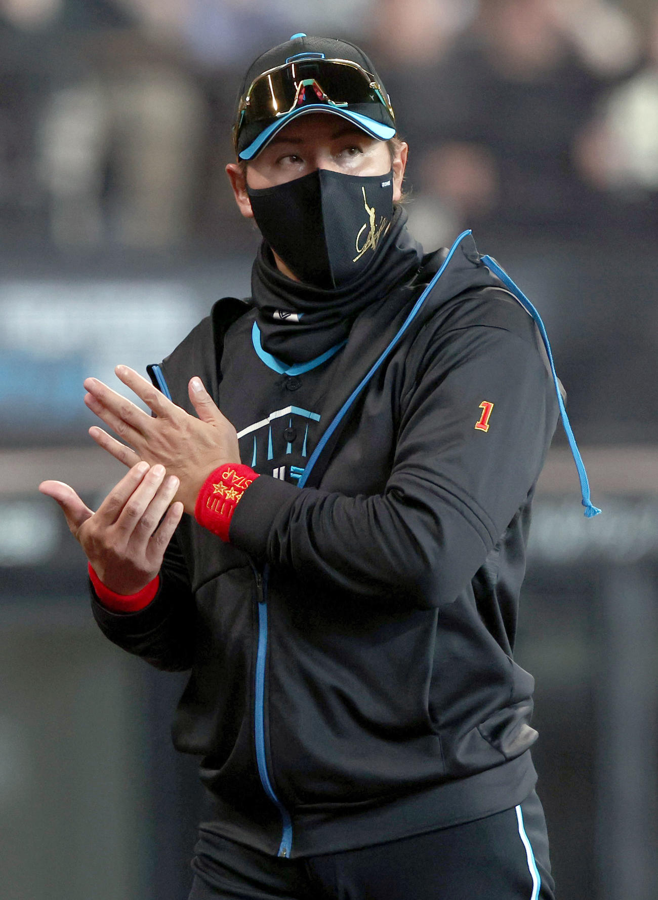 日本ハム対西武　選手交代を告げる日本ハム新庄監督（撮影・佐藤翔太）