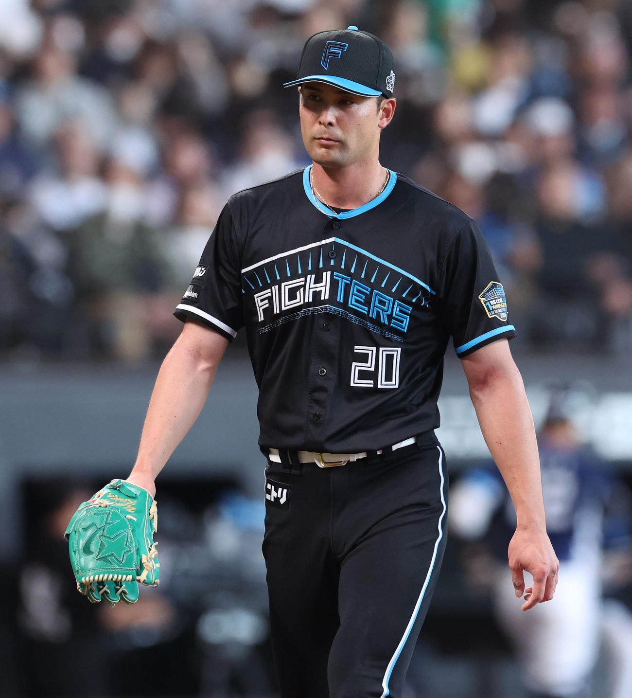 日本ハム対西武　1回表、3失点を喫しベンチに戻る上原（撮影・佐藤翔太）