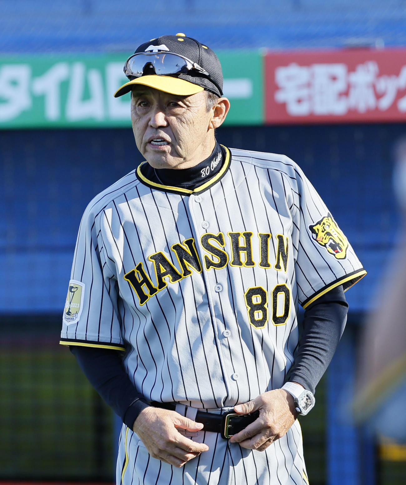 ヤクルト対阪神　7回、交代を告げる阪神岡田監督（撮影・藤尾明華）