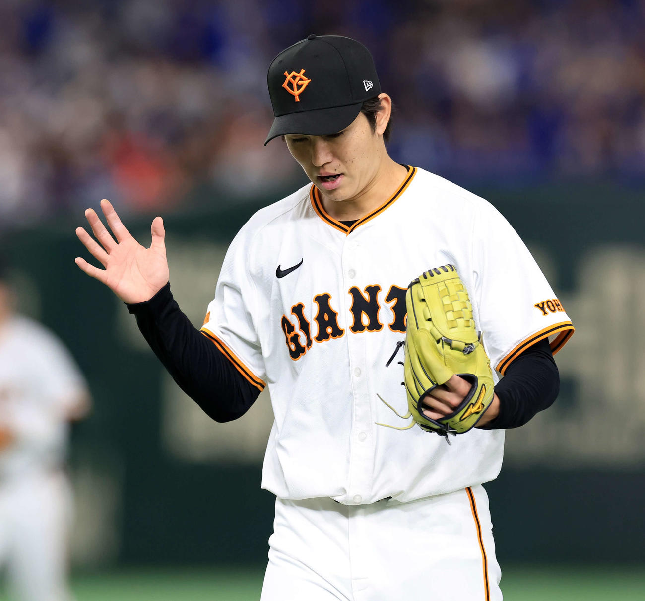 巨人対DeNA 1回表DeNAの攻撃を抑えて拍手する高橋礼（撮影・浅見桂子）