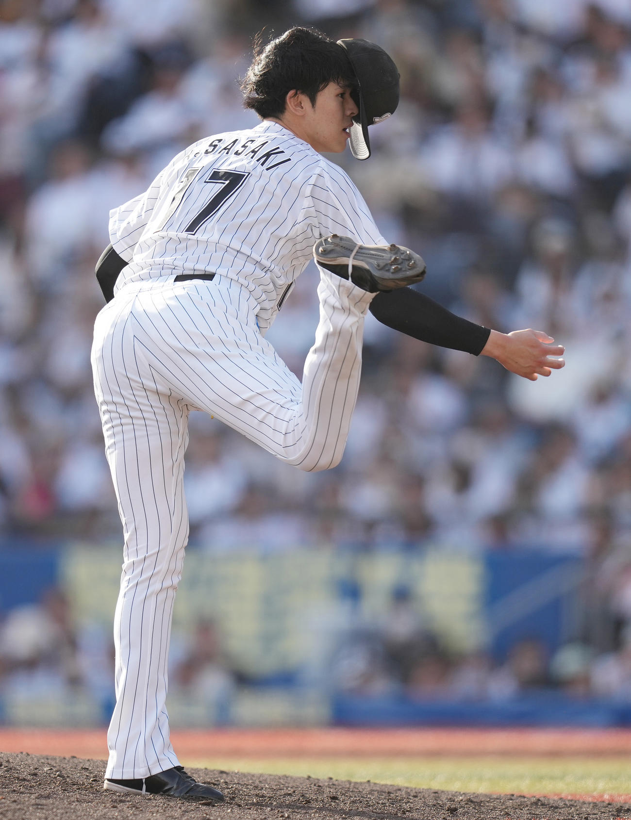 ロッテ対オリックス　帽子を飛ばしながら力投するロッテ佐々木朗（撮影・鈴木みどり）