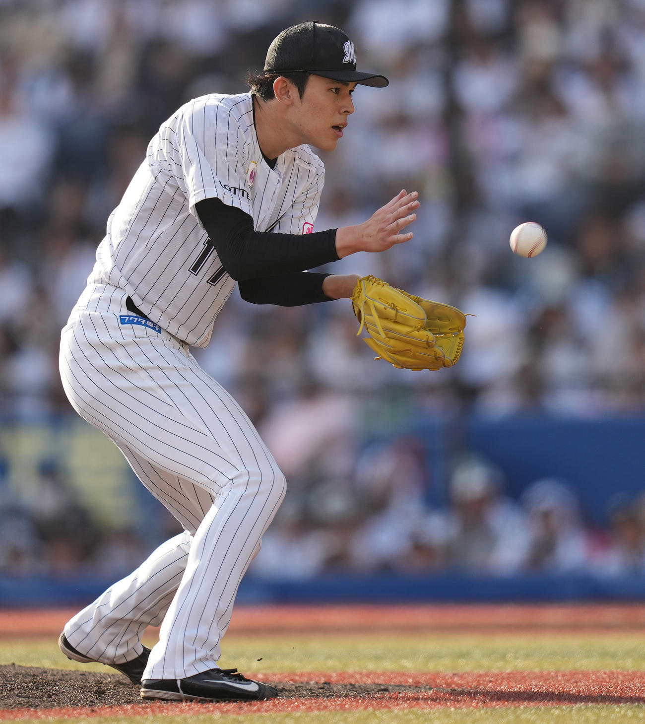 ロッテ対オリックス　7回表オリックス1死、福田の打球を1度ははじくも、投ゴロに仕留める佐々木（撮影・鈴木みどり）