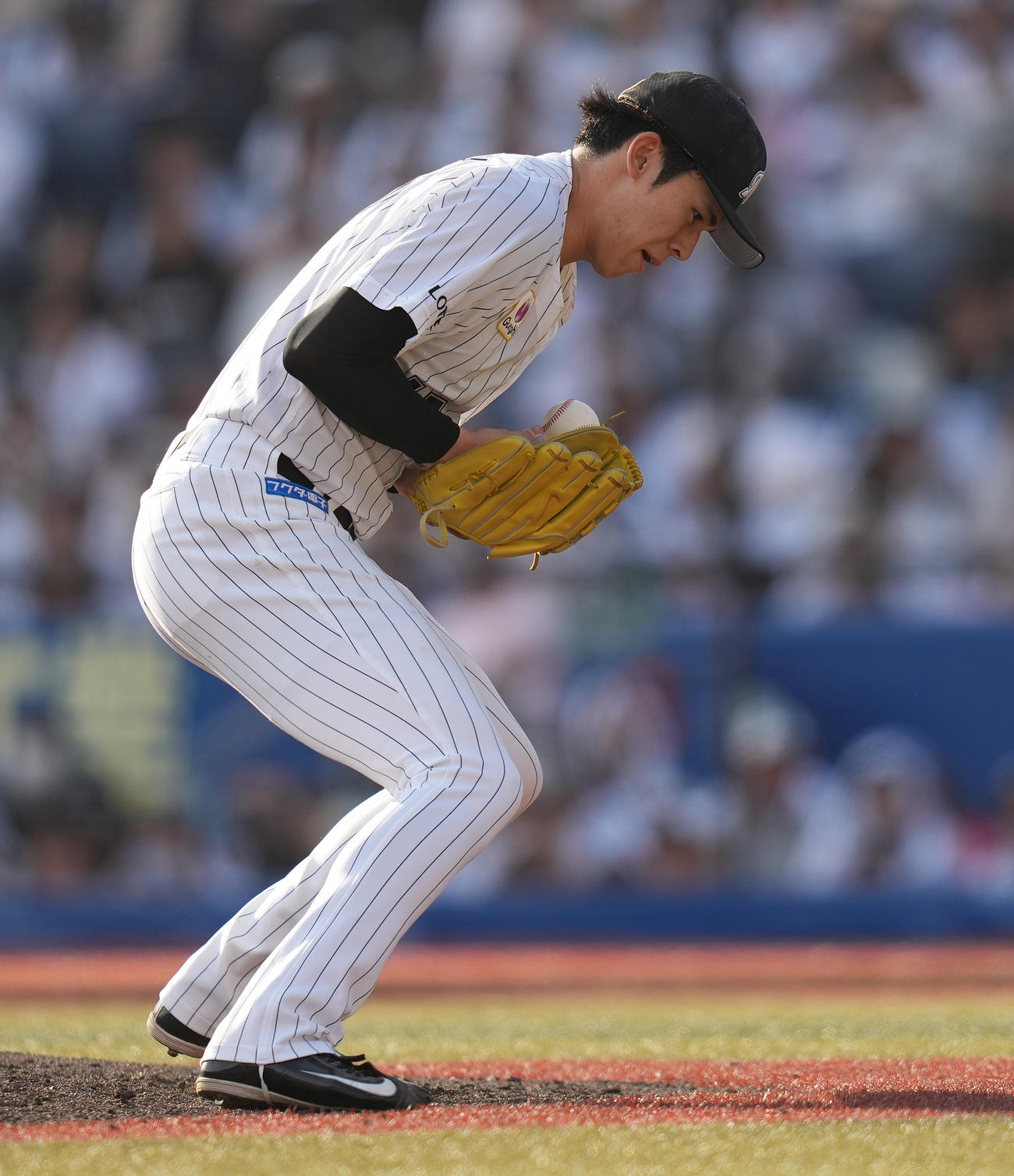 ロッテ対オリックス　7回表オリックス1死、福田の打球を1度ははじくも、投ゴロに仕留める佐々木（撮影・鈴木みどり）