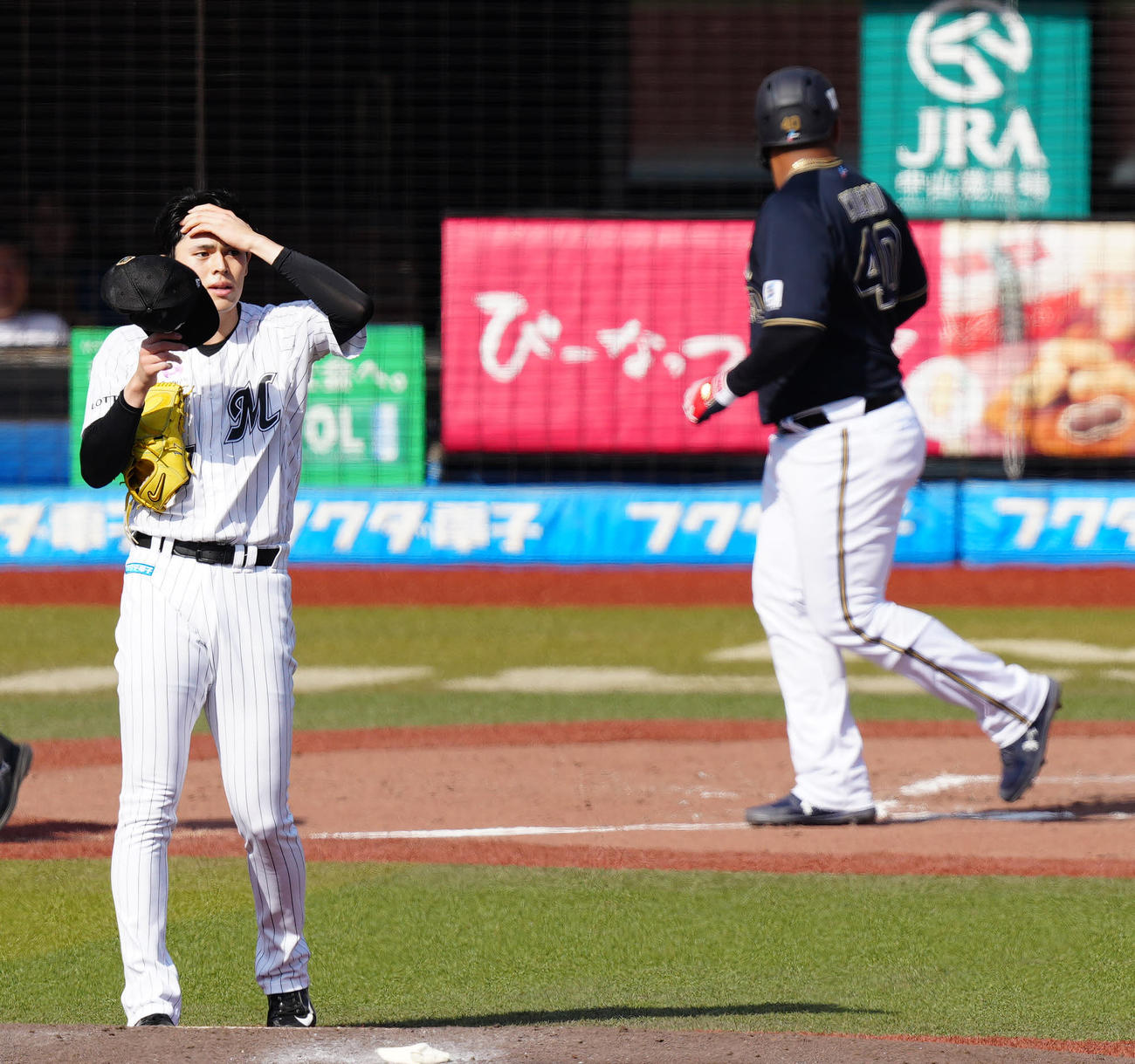 ロッテ対オリックス　3回表オリックス1死、セデーニョ（右）に死球を与えた佐々木（撮影・江口和貴）