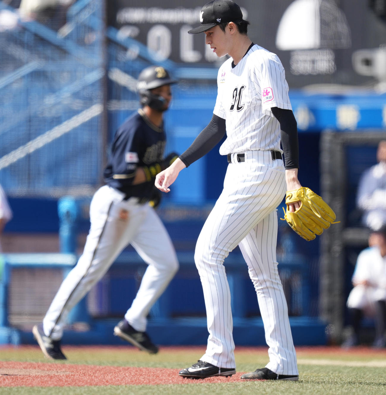 ロッテ対オリックス　2回表オリックス1死一、二塁、福田に中前適時打を浴び、うつむく佐々木（撮影・鈴木みどり）