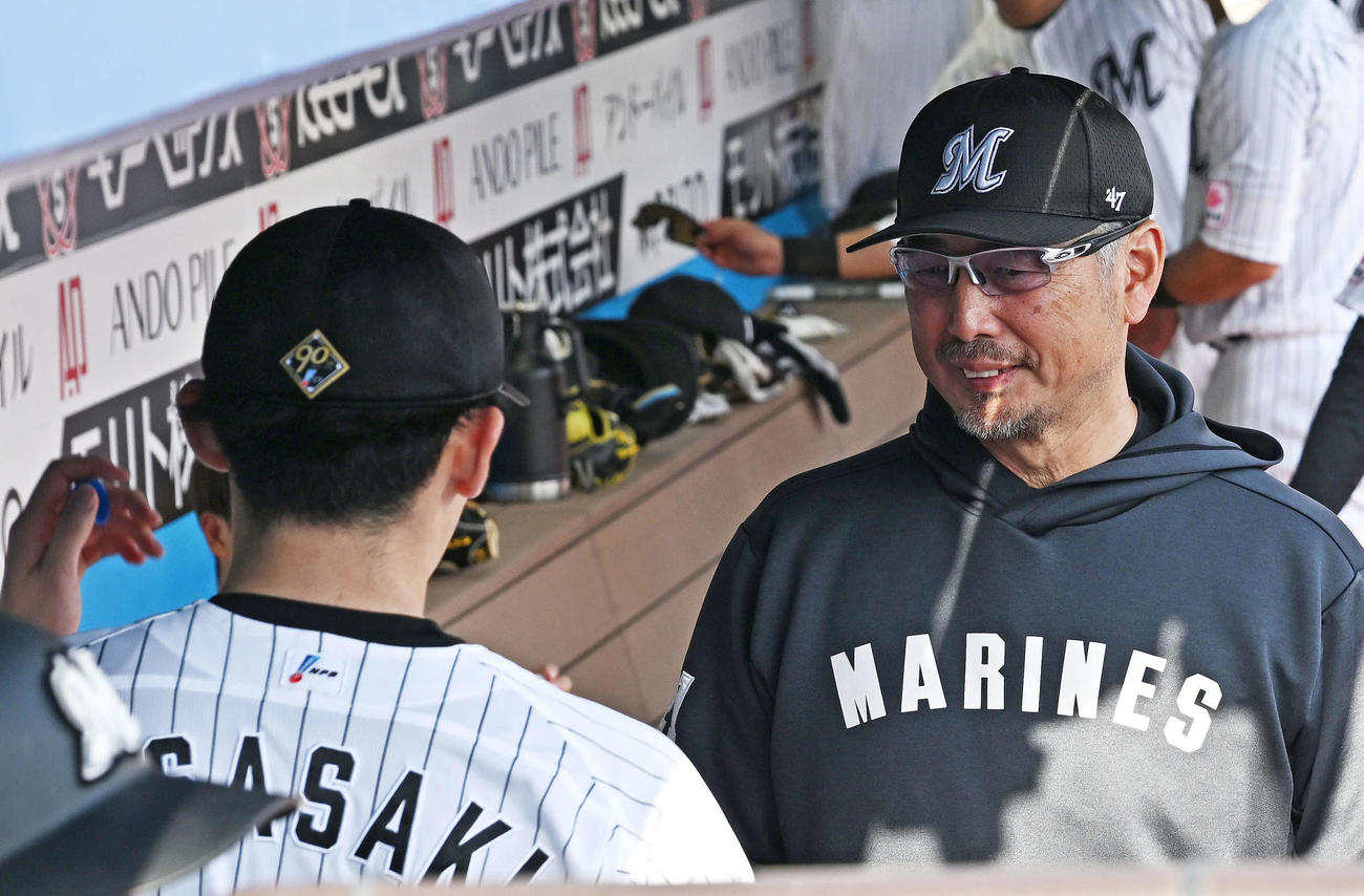 ロッテ対オリックス　7回を投げ終えたロッテ先発の佐々木（手前）と話す吉井監督（撮影・滝沢徹郎）