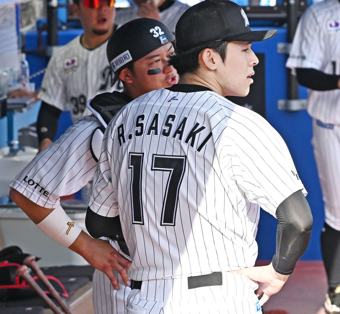 ロッテ対オリックス　6回表を投げ終えたロッテ先発の佐々木（手前）は佐藤と話す（撮影・滝沢徹郎）