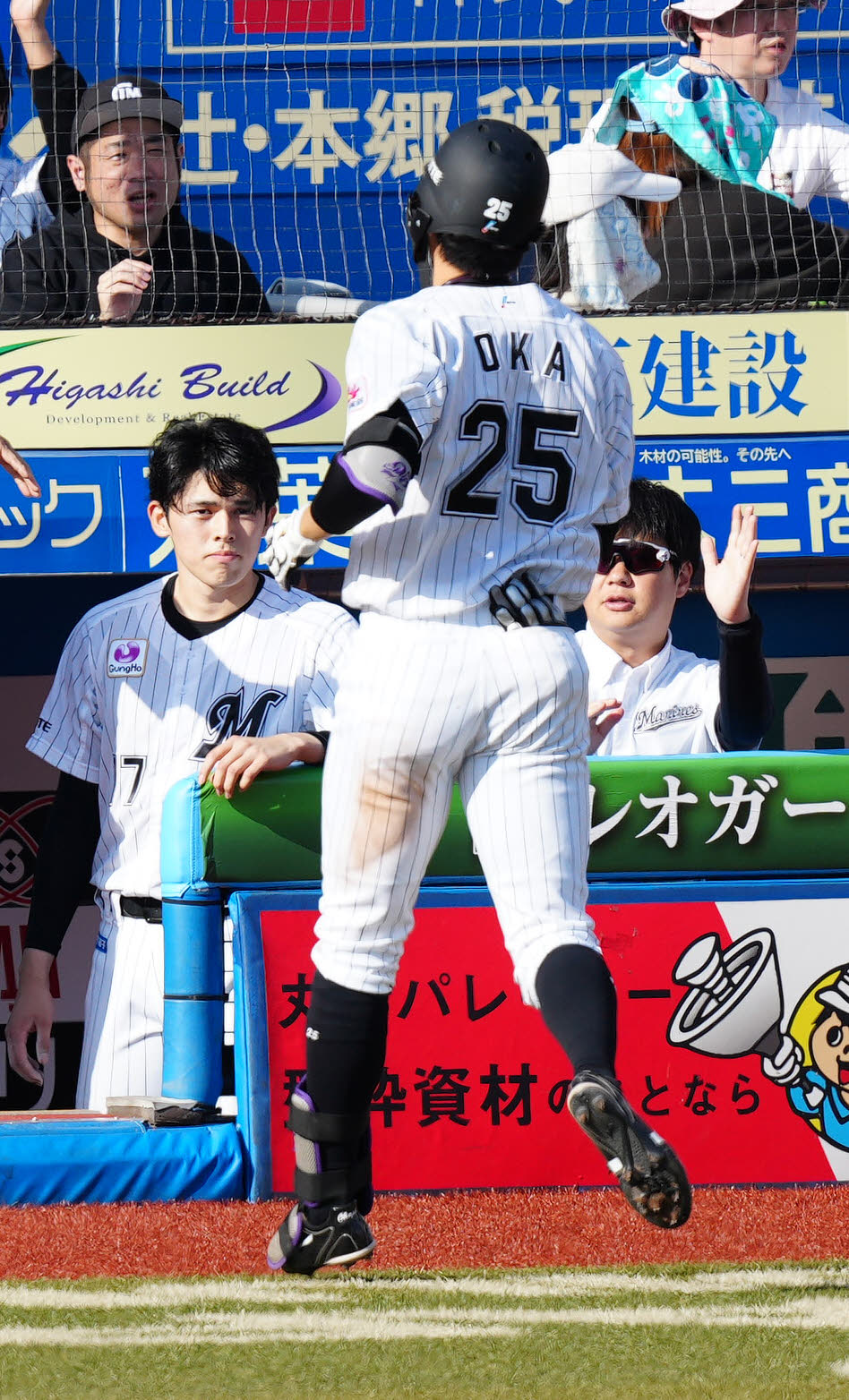 ロッテ対オリックス　4回裏ロッテ無死二、三塁、犠飛を放った岡（中央）を迎える佐々木（左）（撮影・江口和貴）