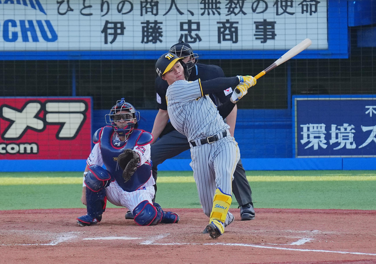 ヤクルト対阪神　9回表阪神2死、左翼に二塁打を放つ森下（撮影・垰建太）