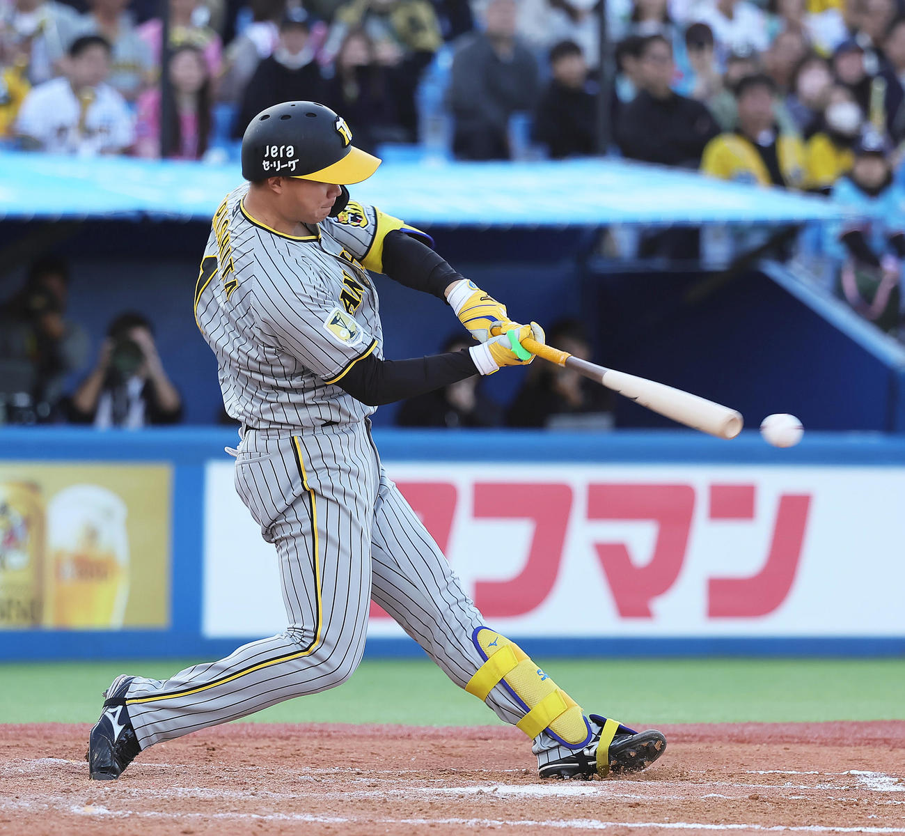ヤクルト対阪神　9回表阪神2死、代打森下は左二塁打を放つ（撮影・足立雅史）