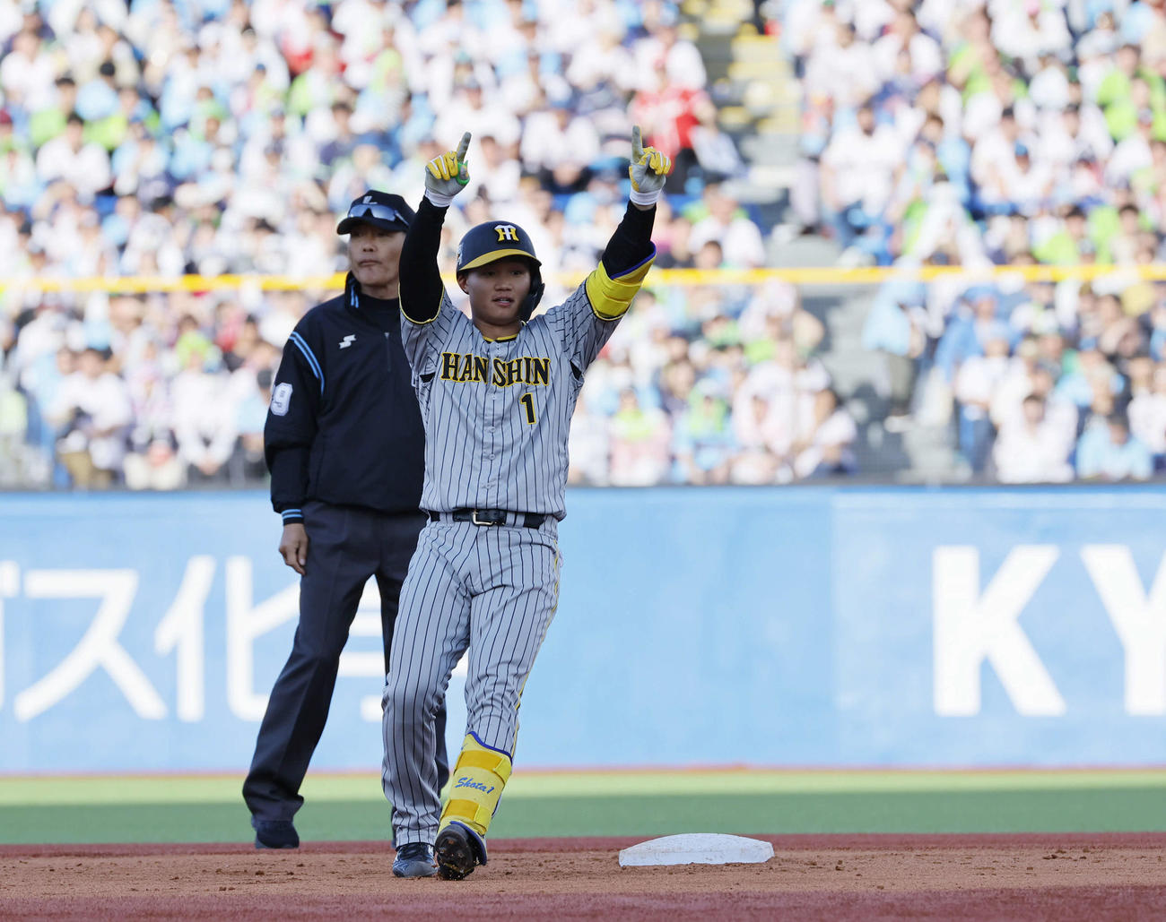 ヤクルト対阪神　9回表阪神2死、代打森下は左翼線二塁打を放ちポーズをとる（撮影・藤尾明華）