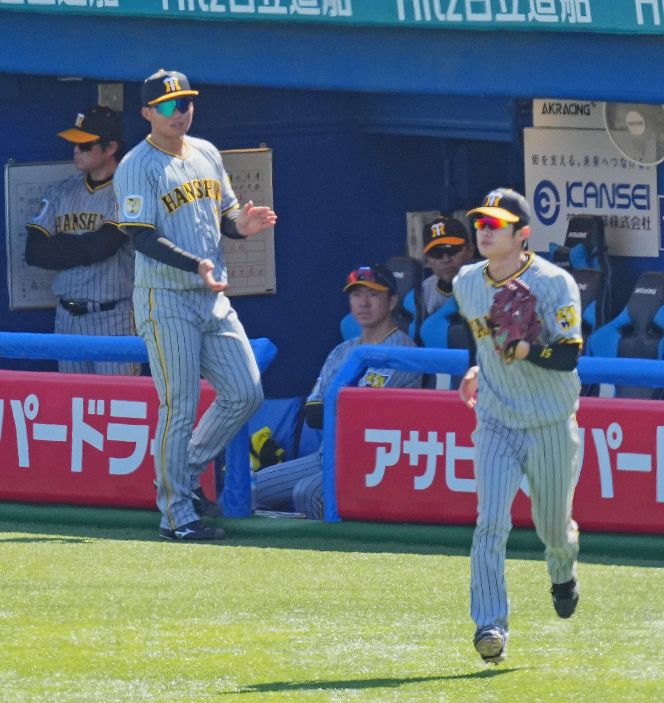ヤクルト対阪神　ベンチスタートの阪神森下（左）は守備位置に向かうスタメンの選手たちを送り出す（撮影・垰建太）