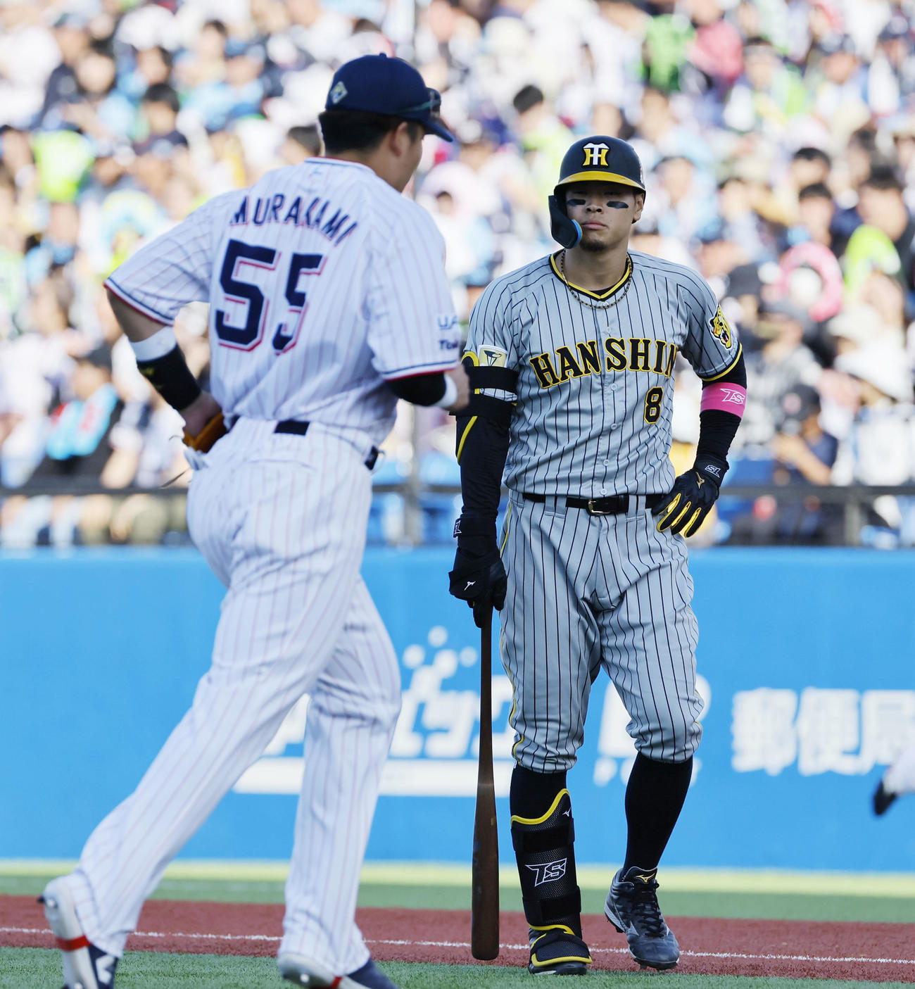 ヤクルト対阪神　8回表阪神2死一塁、一ゴロに倒れた佐藤輝（撮影・藤尾明華）