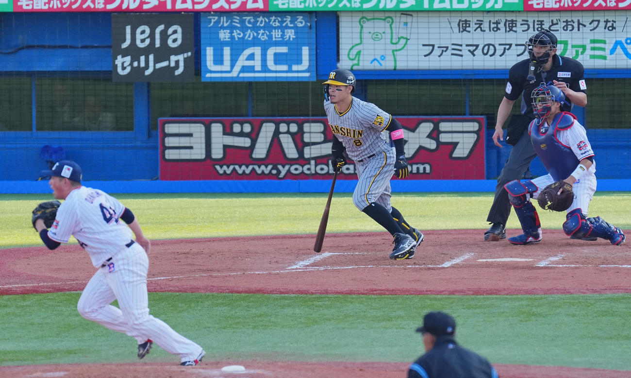 ヤクルト対阪神　8回表阪神2死一塁、一ゴロに倒れる佐藤輝。投手大西（撮影・垰建太）