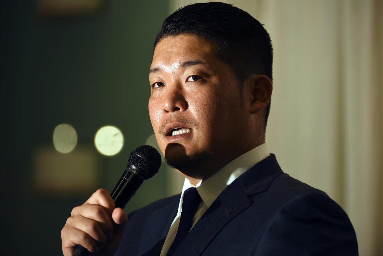 19年10月、メジャー挑戦の会見で話をするDeNA筒香