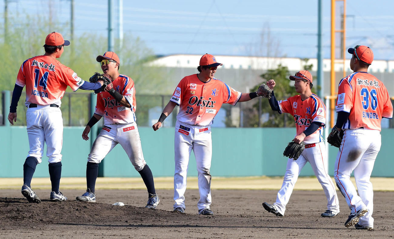 ヤクルトに3連勝し、勝利を喜ぶオイシックスナイン