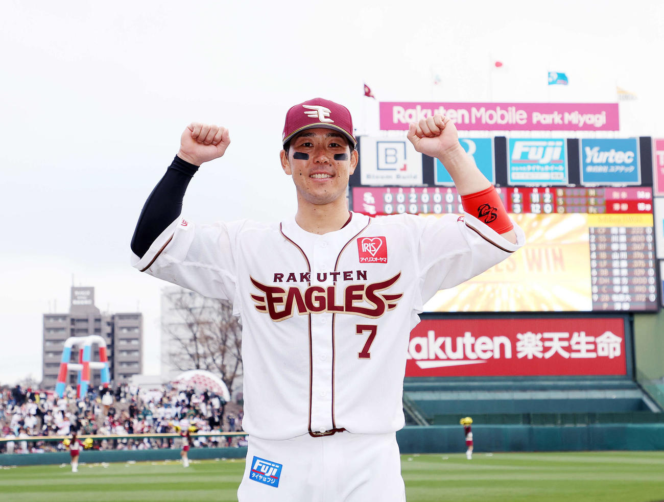 楽天対ソフトバンク　サヨナラ勝利しガッツポーズする鈴木大（撮影・鈴木正人）