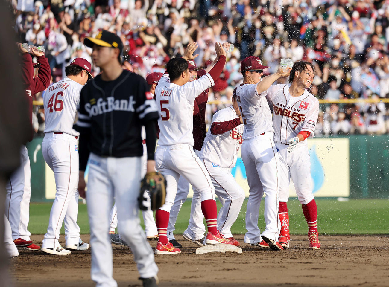 楽天対ソフトバンク　9回裏楽天1死二塁、鈴木大（右）はサヨナラ打を放ち祝福される（撮影・鈴木正人）