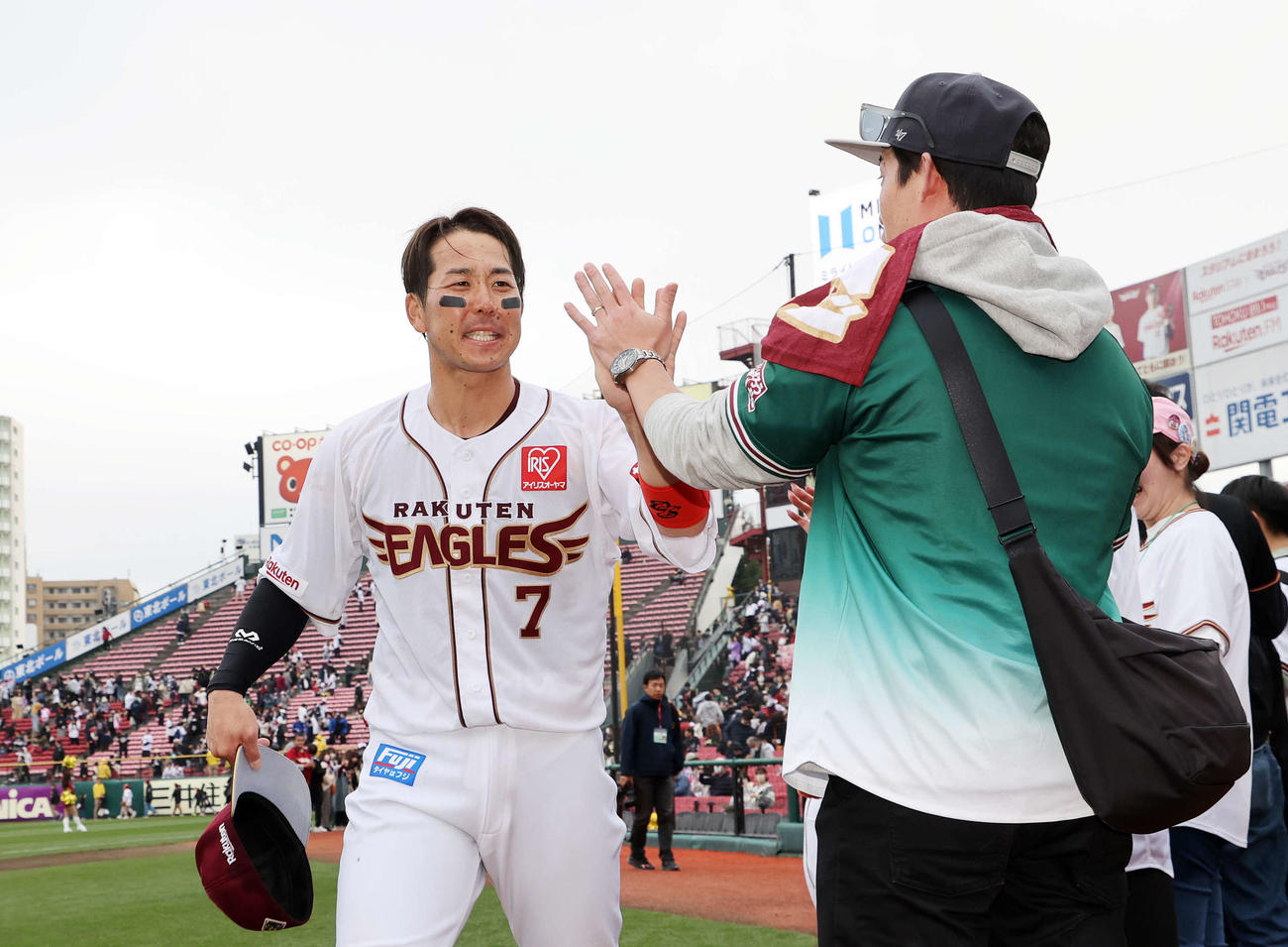 楽天対ソフトバンク　サヨナラ勝利しファンとタッチする鈴木大（撮影・鈴木正人）