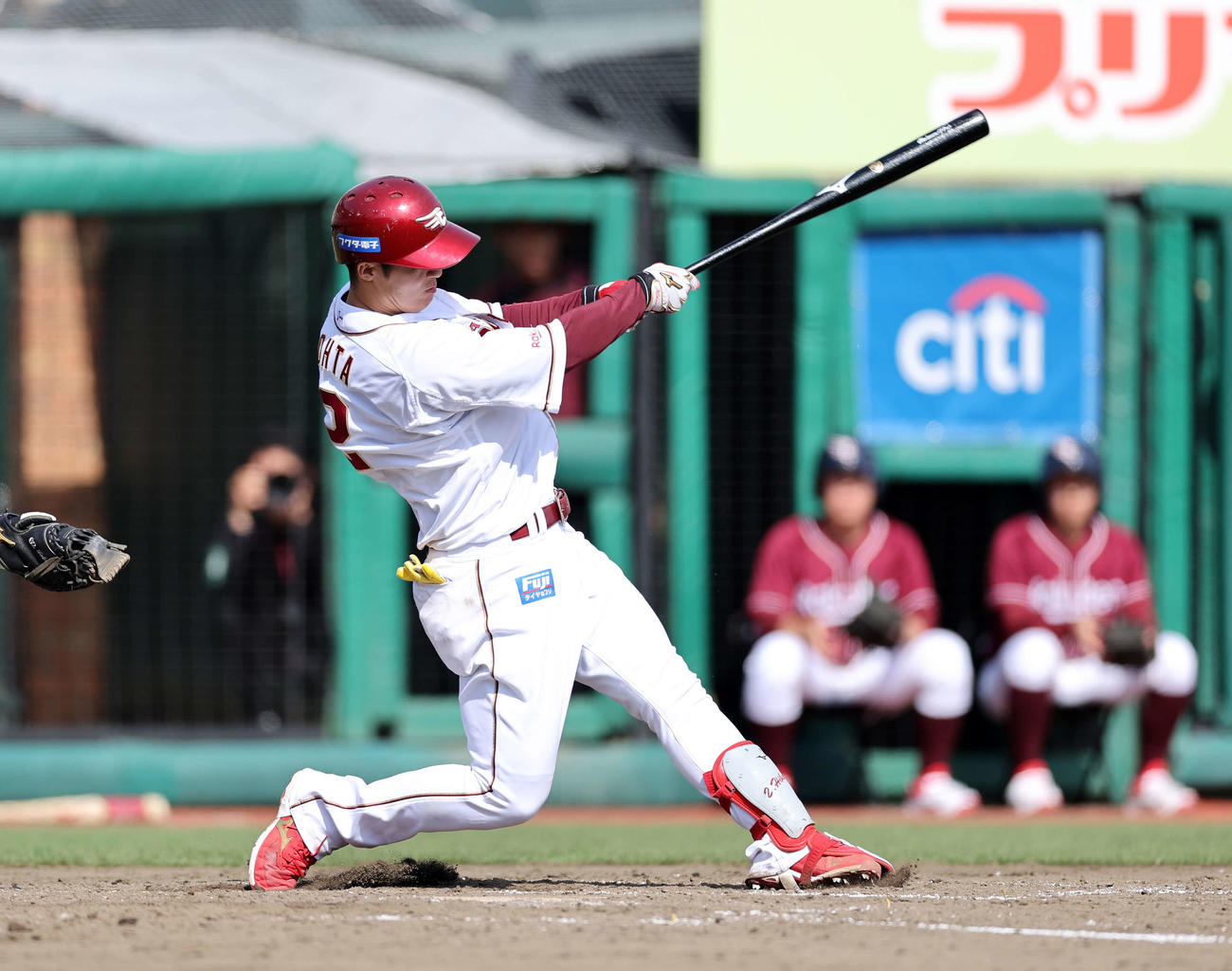 楽天対ソフトバンク　4回裏楽天2死三塁、太田は中前適時打を放つ（撮影・鈴木正人）