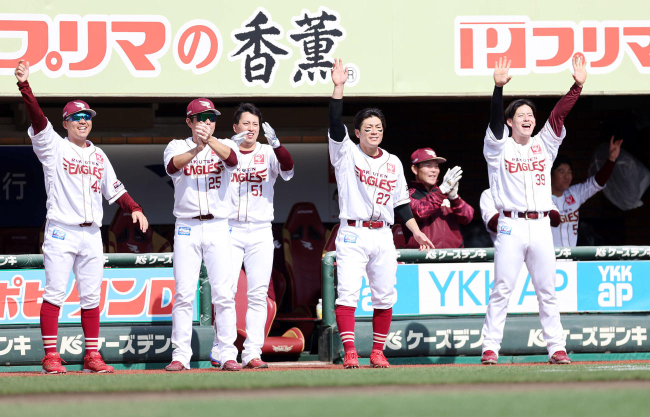楽天対ソフトバンク　4回裏楽天2死三塁、太田の中前適時打を喜ぶ選手たち（撮影・鈴木正人）