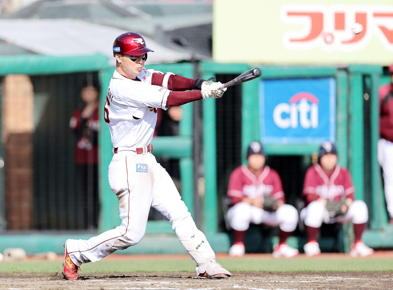 楽天対ソフトバンク　6回裏楽天2死二塁、村林は左越え適時二塁打を放つ（撮影・鈴木正人）