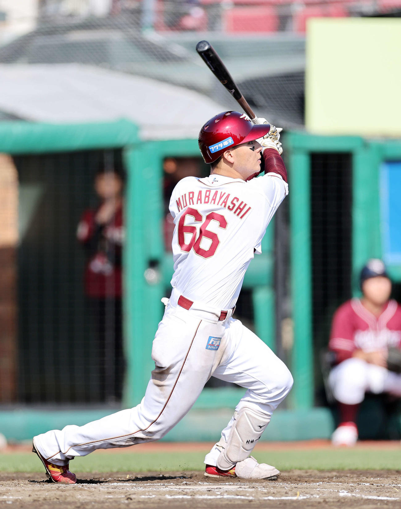 楽天対ソフトバンク　6回裏楽天2死二塁、村林は左越え適時二塁打を放つ（撮影・鈴木正人）