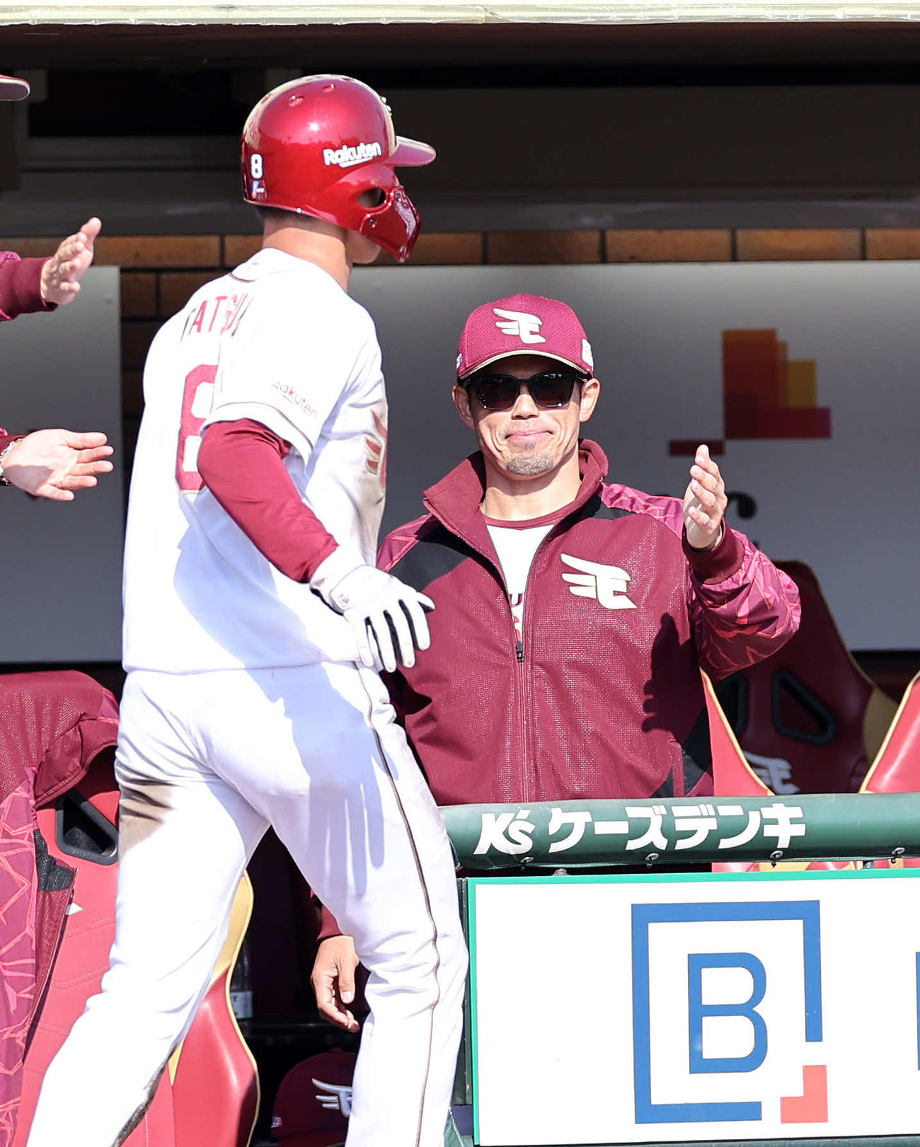 楽天対ソフトバンク　6回裏楽天2死二塁、村林の左越え適時二塁打で生還した辰己（左）を笑顔で迎える今江監督（撮影・鈴木正人）