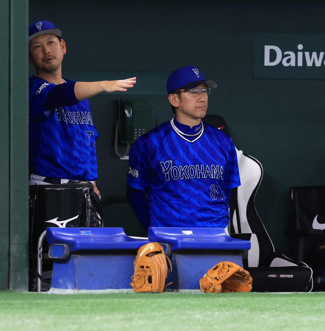 巨人対DeNA　試合を見つめるDeNA三浦監督（撮影・浅見桂子）