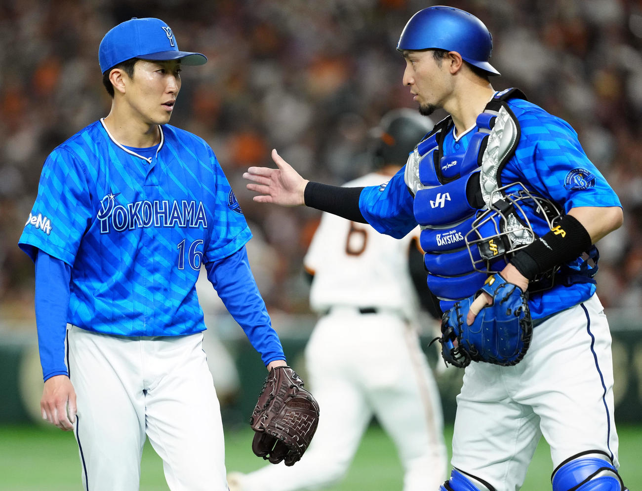 巨人対DeNA　初回に2失点したDeNA大貫晋一（左）と伊藤のバッテリー（撮影・たえ見朱実）