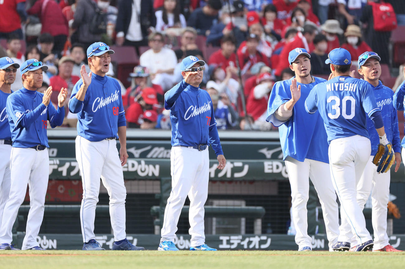 広島対中日　ナインを迎える立浪監督（中央）（撮影・加藤孝規）