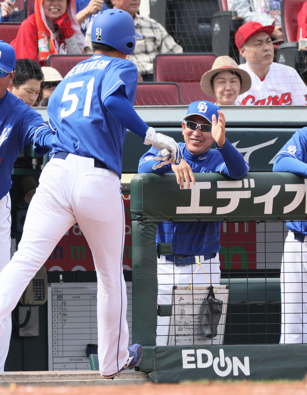 広島対中日　5回表中日1死一塁、宇佐見の先制左中間適時二塁打で生還した上林を迎える立浪監督（右）（撮影・加藤孝規）