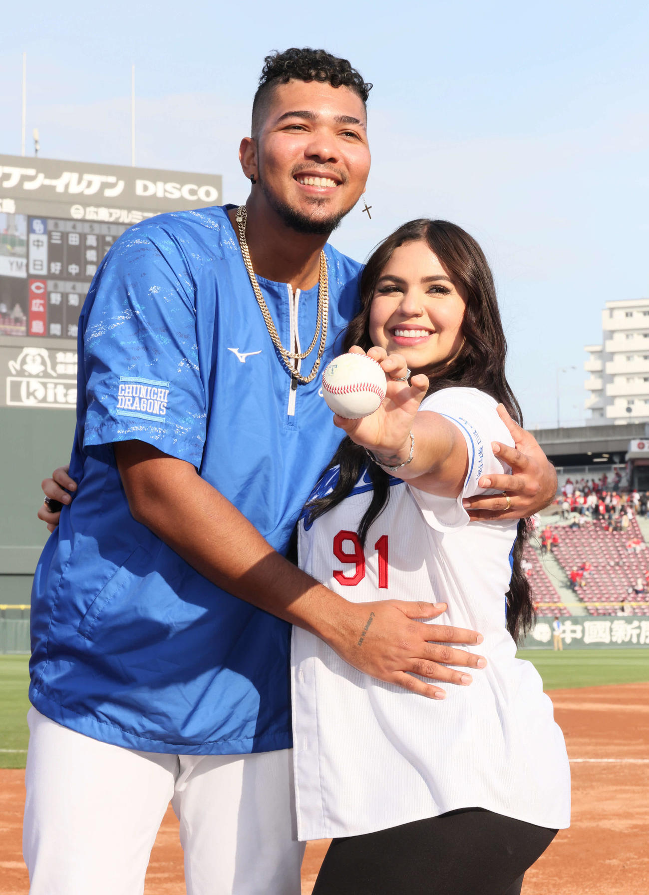広島対中日　愛妻のエリアナさんと勝利を喜ぶメヒア（撮影・加藤孝規）