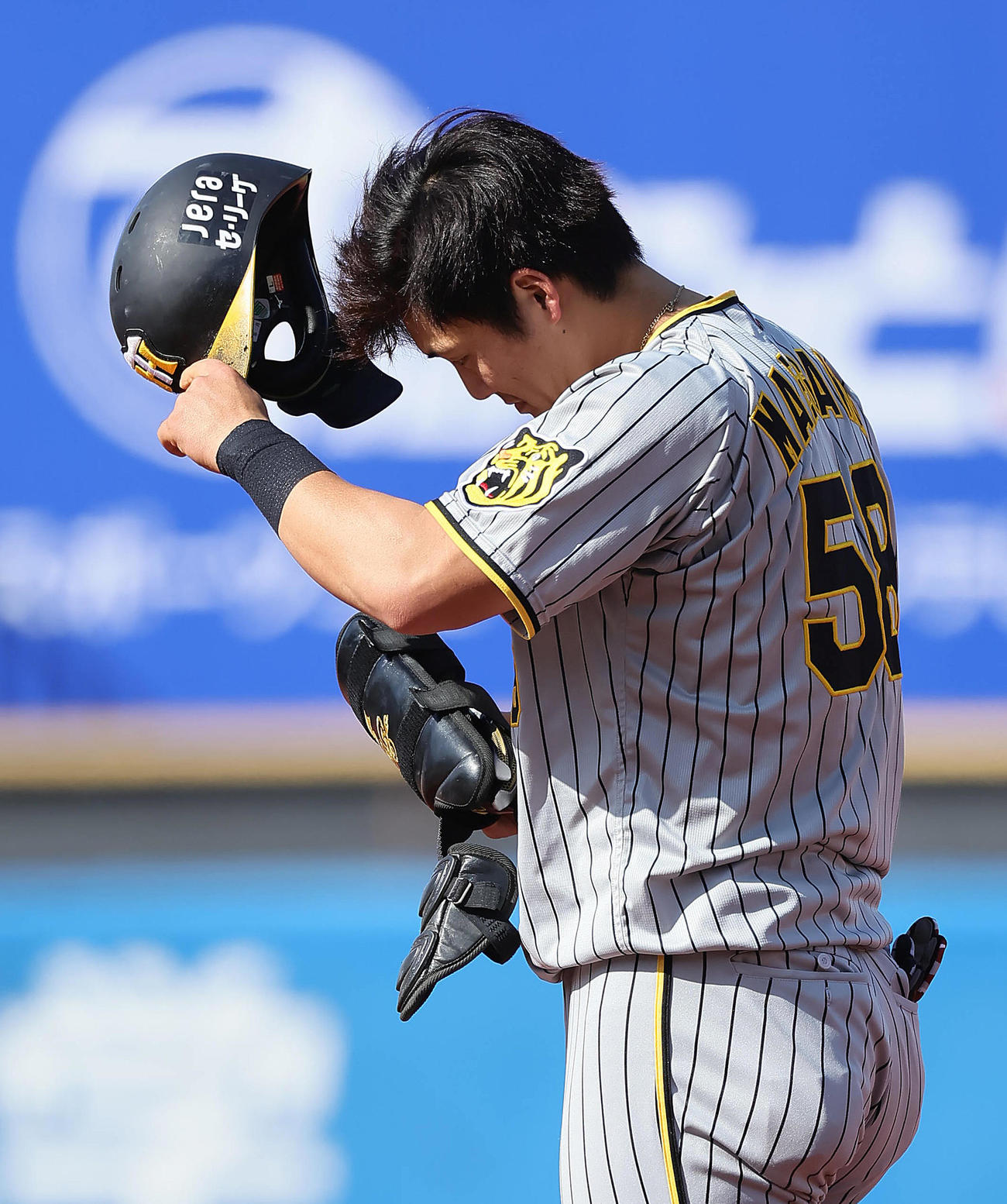 ヤクルト対阪神　5回表阪神2死一、二塁、二ゴロに倒れた前川（撮影・足立雅史）