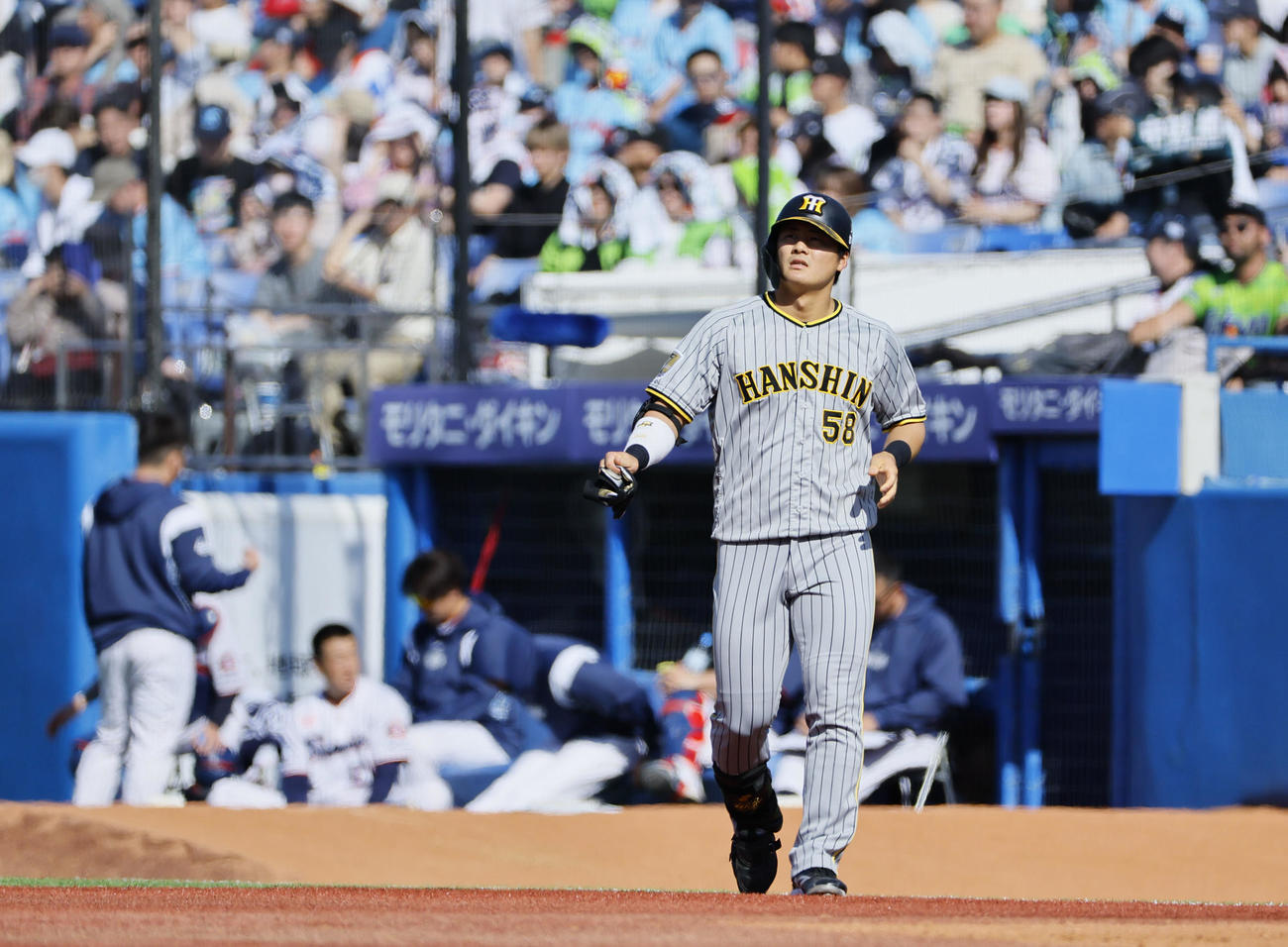 ヤクルト対阪神　5回表阪神2死一、二塁、二ゴロに倒れた前川（撮影・藤尾明華）