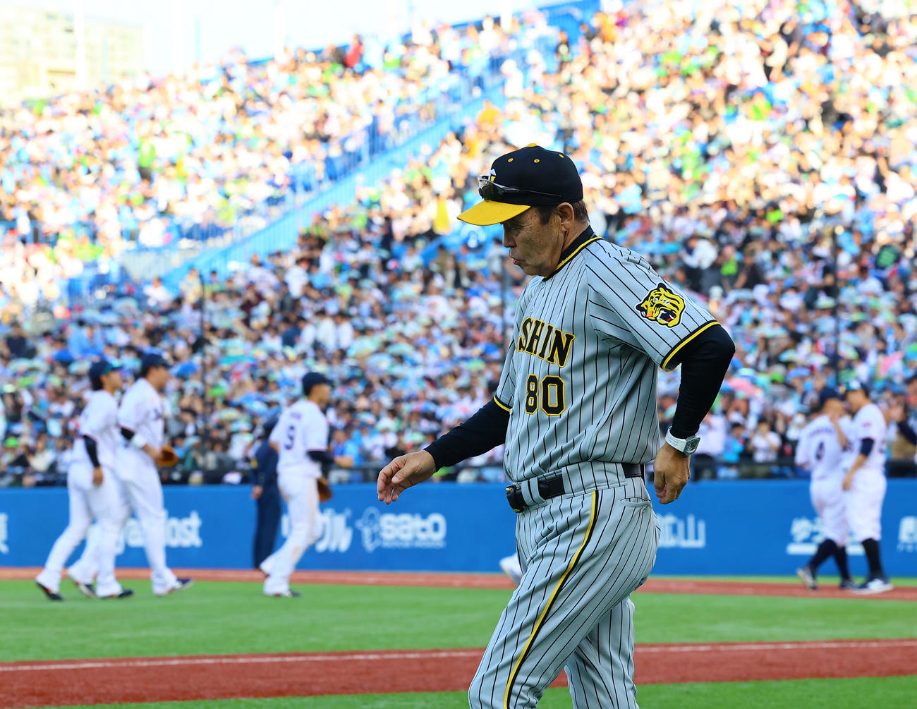 ヤクルト対阪神　ヤクルトに敗れ、グラウンドを引き揚げる阪神岡田監督（撮影・藤尾明華）